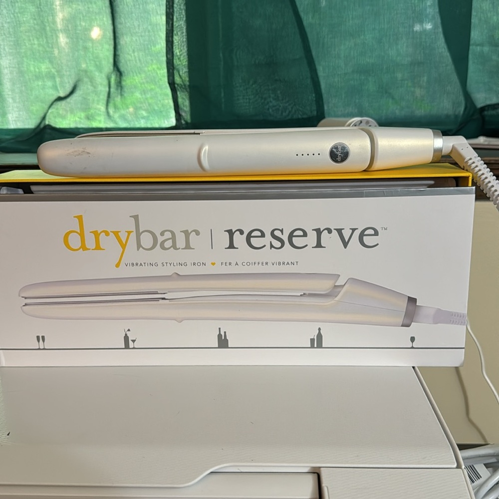 Drybar Reserve Vibrating Hair Straightener iron - White